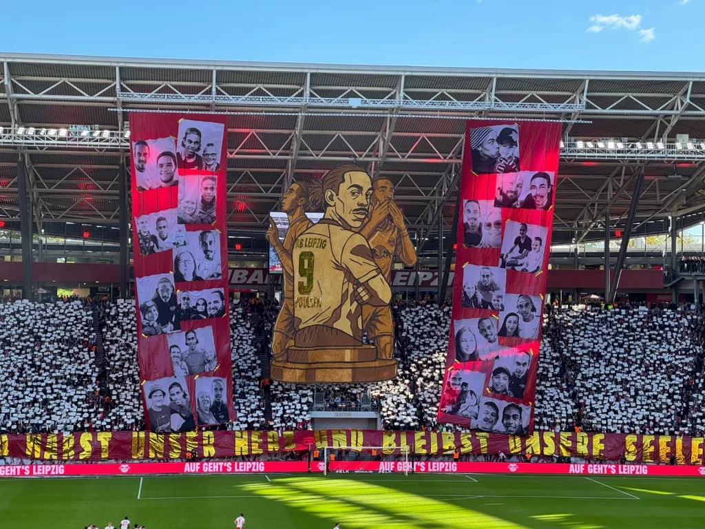 Das fertige Gesamtbild für Yussuf Poulsen - Statue, Fanmomente und die Botschaft: 'Du warst unser Herz und bleibst unsere Seele'.