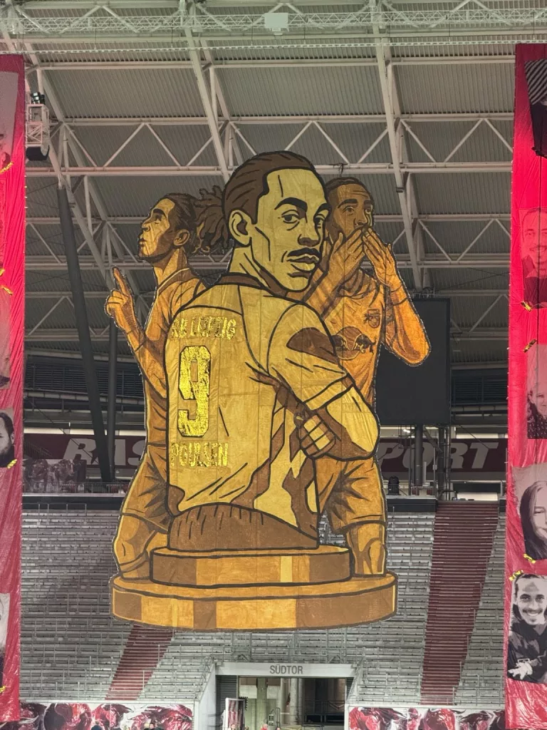 Probehängen vor dem Spieltag: Das Motiv musste nicht nur gemalt, sondern auch sicher und sauber im Stadion funktionieren.
