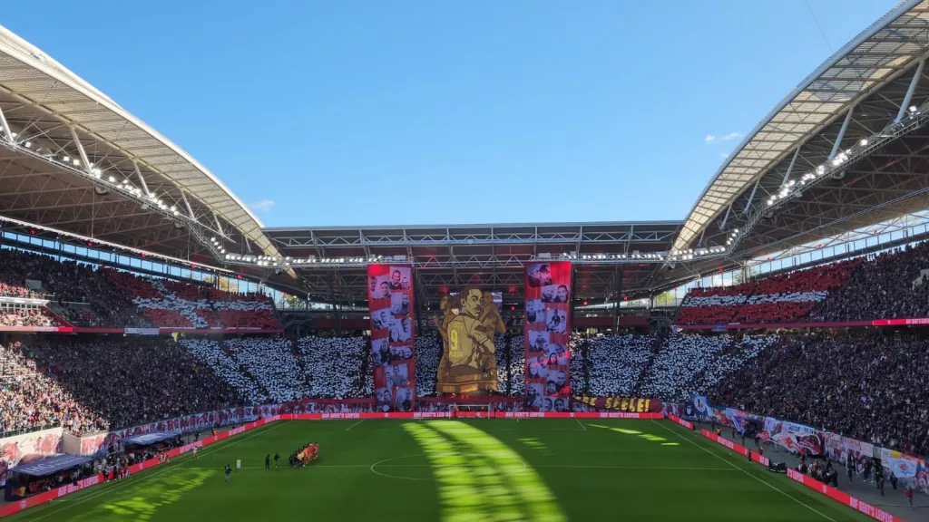 Das Stadionbild mit Fanmosaik, Bannern und goldener Statue - ein Abschied, der in der Arena sichtbar und spürbar wurde.