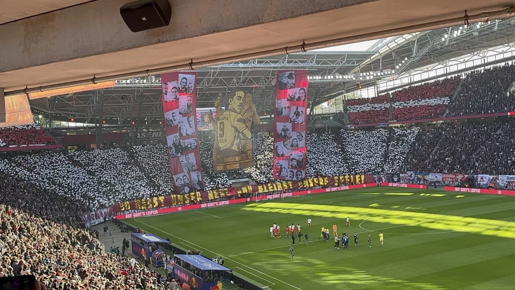 Der Moment vor dem Anpfiff gegen den HSV: Yussi zurück in Leipzig, die Choreo über der Kurve, die Mannschaften auf dem Rasen.