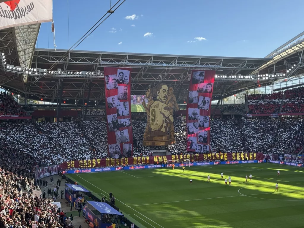 Aus der Kurve heraus: Die vielen Fanbilder rahmten die Statue und machten aus der Choreo eine gemeinsame Erinnerung.