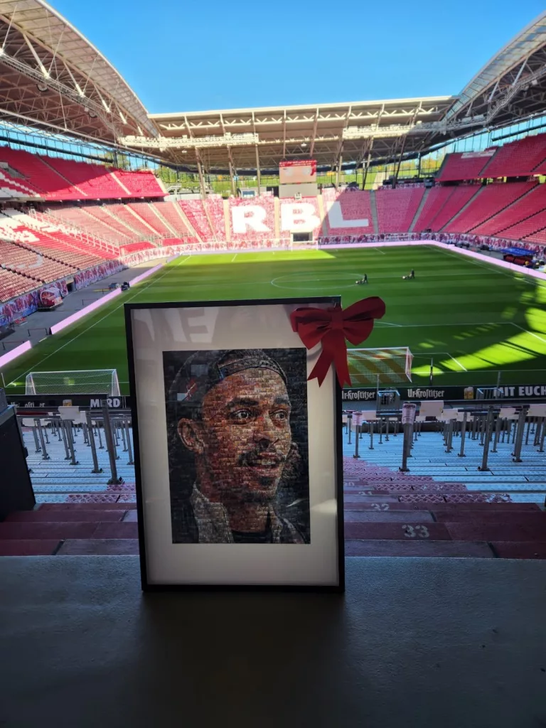 Ein persönliches Geschenk für Yussi: sein Porträt, zusammengesetzt aus vielen eingesendeten Fanbildern.