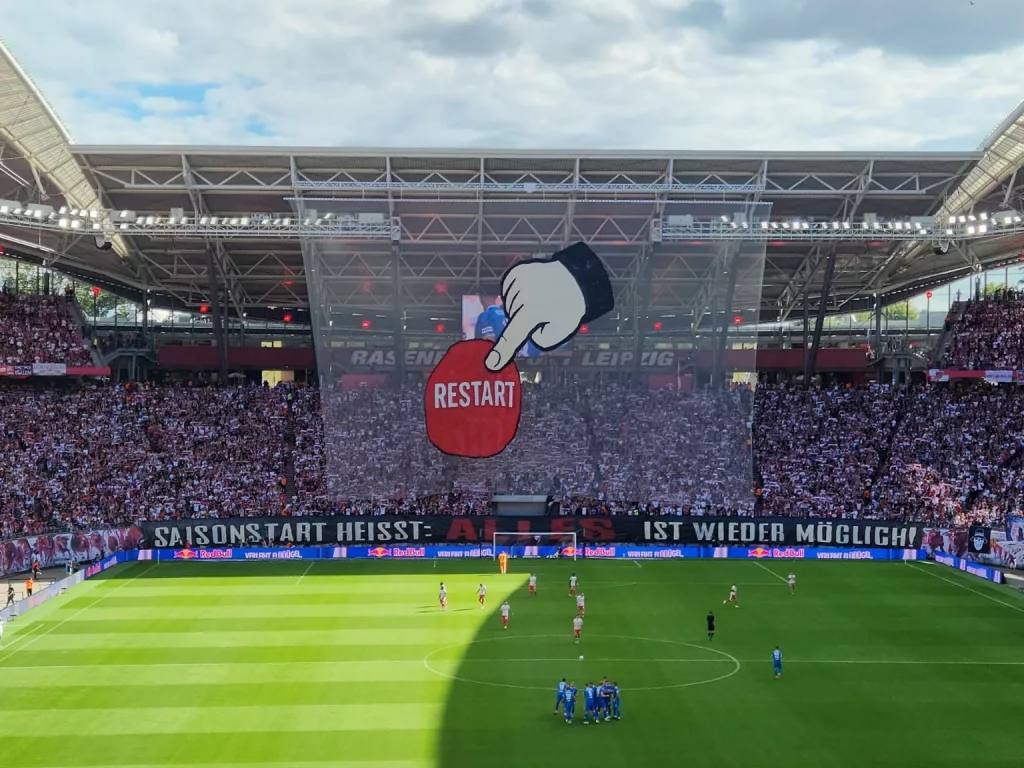 Der Restart-Button als zentrales Symbol der Choreo: Saisonstart heißt, dass alles wieder möglich ist.
