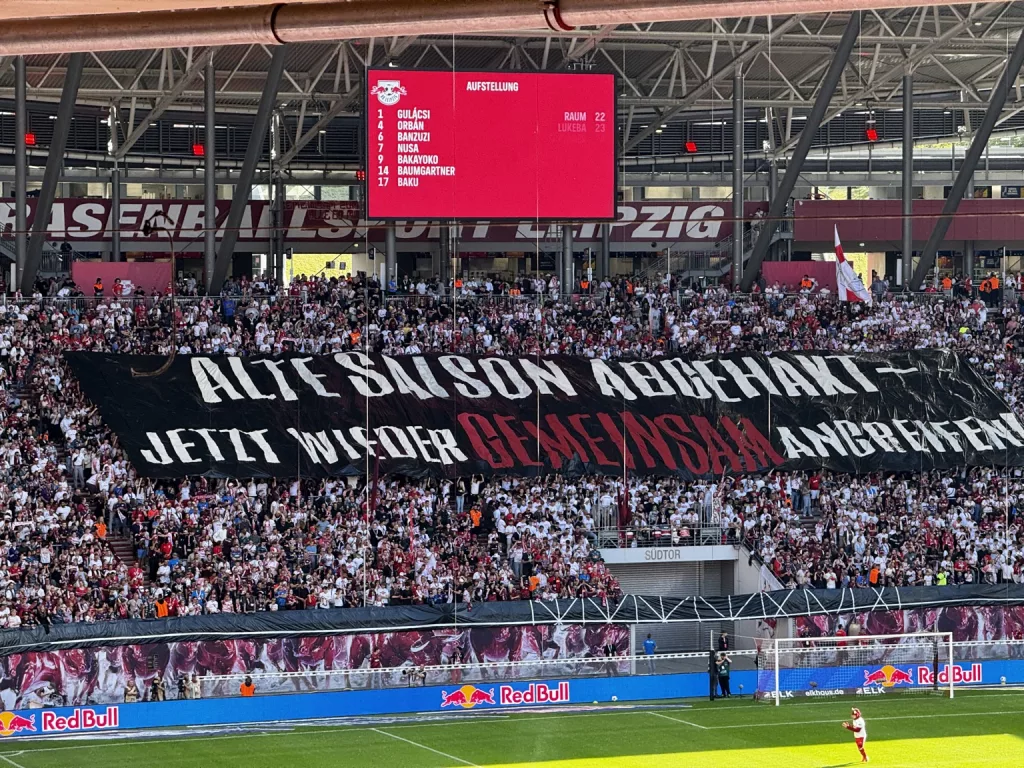 Phase eins der Choreo: Alte Saison abgehakt - jetzt wieder gemeinsam angreifen.