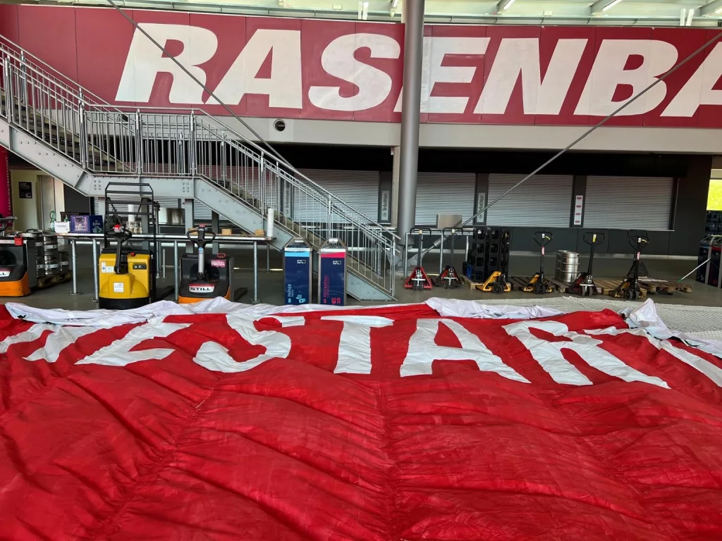 Auch das große Banner wurde vor dem Spiel vorbereitet, geprüft und für den Einsatz im Sektor bereitgelegt.