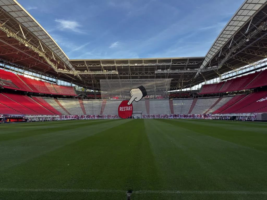 Der Aufbau im leeren Stadion macht die Dimensionen des Motivs sichtbar.